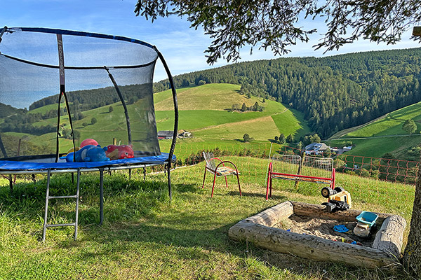 Der Spielplatz darf von unseren kleinen Gästen genutzt werden