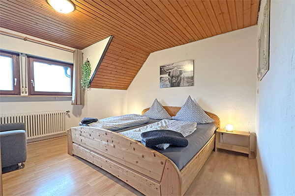 Schlafzimmer mit Doppelbett