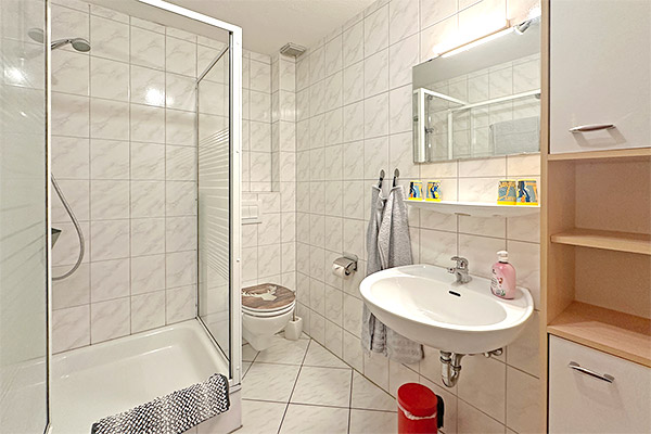 Bad mit Dusche und WC