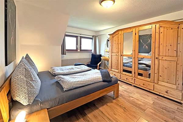 Schlafzimmer mit Doppelbett und Stockbett