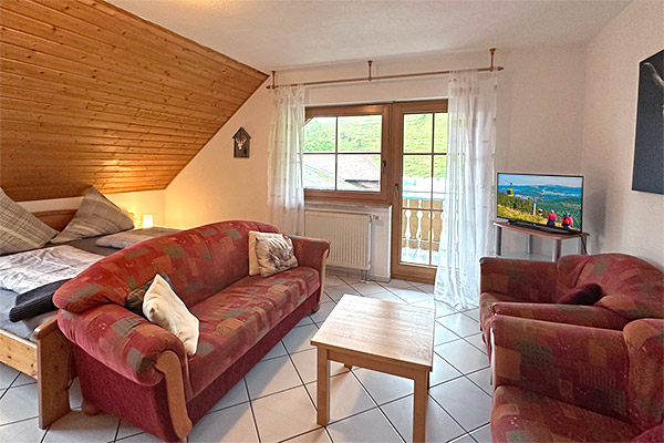 Schlafzimmer mit Doppelbett und Sitzecke