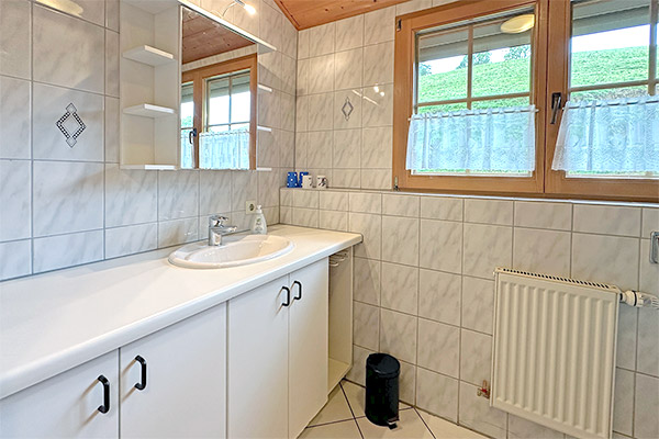 Bad mit Dusche und WC