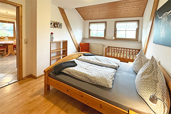 Schlafzimmer mit Doppelbett