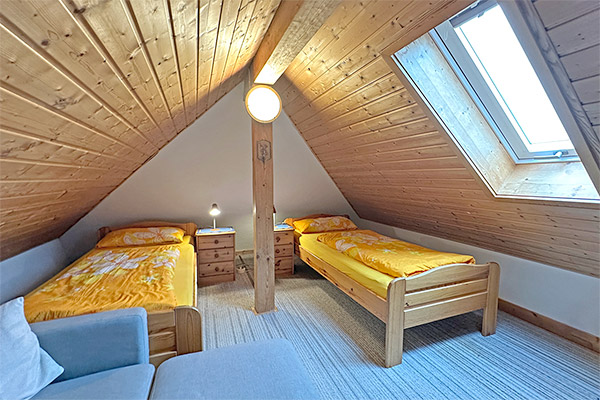 2 Einzelbetten im Dachspitz
