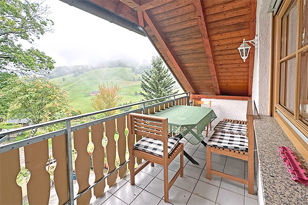 Balkon mit Ausblick auf den Schwarzwald